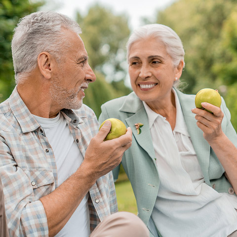 couple eating apples